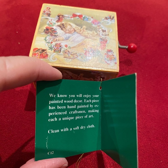 NIB/vintage House of Lloyd “Christmas Around the World” petite music box - Picture 8 of 9